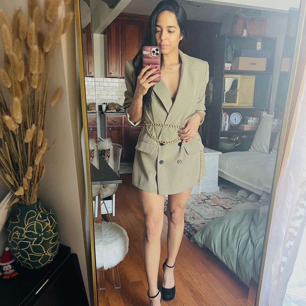 Hi poshers ! Bought this blazer size 6 because I wanted it to fit as a dress.